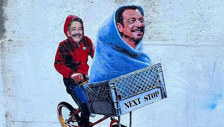 Amadeus lascia la Rai, spunta il murale di "E.T." con Fiorello nei panni di Elliot