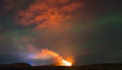 L’aurora boreale si fonde con l’eruzione vulcanica: i colori del cielo lasciano a bocca aperta