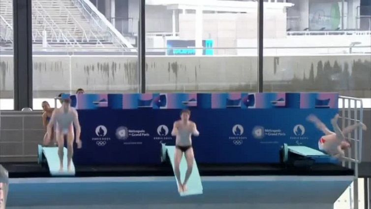 Il tuffo maldestro dell'atleta olimpico davanti a Macron