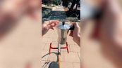 Barista fenomeno: fa il caffè (e lo beve) andando in bicicletta