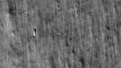 Ufo a forma di surf catturato sulla Luna: cos’è lo strano oggetto nello Spazio