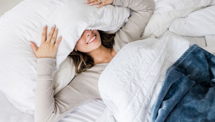 Spopola la "early night" dei Gen Z: vanno a letto presto e stanno meglio