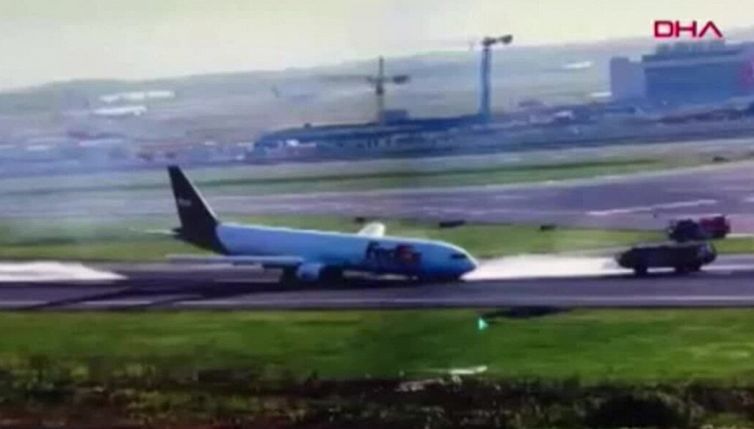 Brividi in volo: l'atterraggio d'emergenza è spettacolare