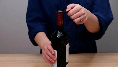 Come aprire una bottiglia di vino senza cavatappi