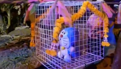 Danza della pioggia con il gatto Doraemon in gabbia: è una processione religiosa in Thailandia