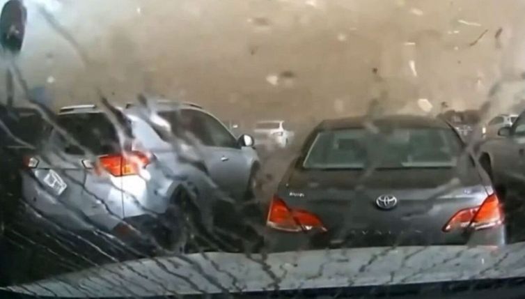 Il tornado spazza via un'intera fabbrica: immagini da brivido