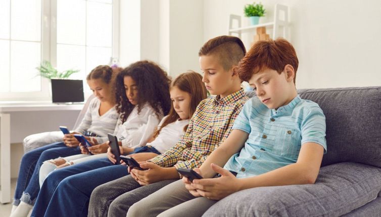 Smartphone vietati ai minori in Italia: cosa dice la legge oggi