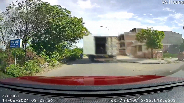 Si apre il portellone del camion: motociclisti graziati
