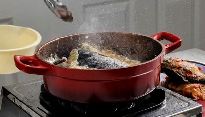 Il trucco per cucinare il pesce senza fare odori