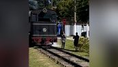 Sta per essere travolta dal treno: il salvataggio è tutto da ridere