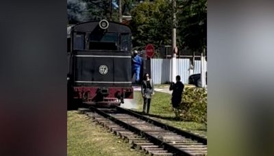 Sta per essere travolta dal treno: il salvataggio è tutto da ridere