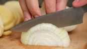 Tagliare la cipolla senza piangere. Il trucco del tovagliolo