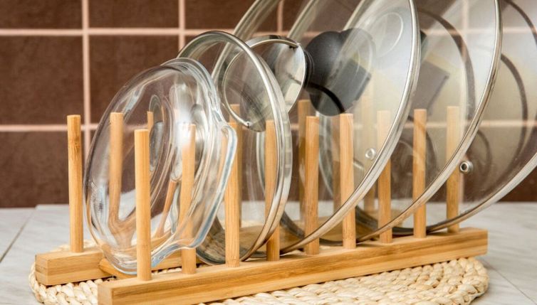 Come sgrassare il vetro dei coperchi delle pentole: tutti i trucchi