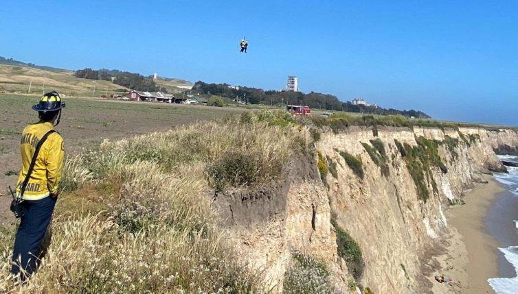 Disperso su una spiaggia mentre fa kite surf: chiede aiuto con le pietre