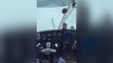L'aereo entra nella turbolenza: il video dalla cabina è da paura