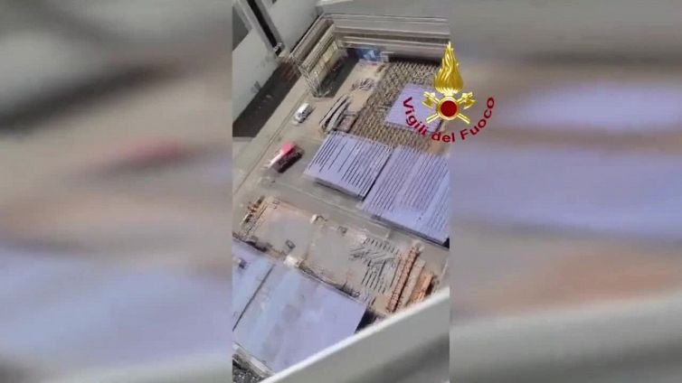 Napoli, operai bloccati a oltre 50 metri di altezza: intervengono i vigili del fuoco
