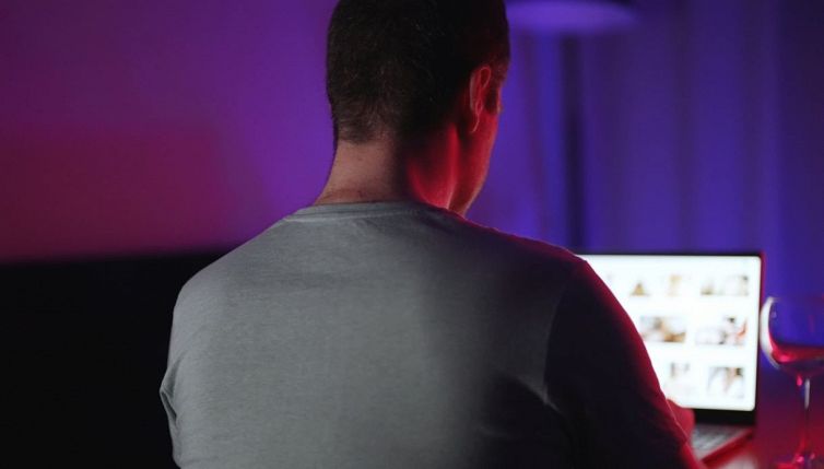 Cos’è il revenge porn e perché se ne parla dopo il caso di Morgan