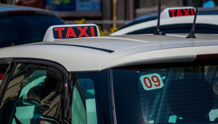 Truffa della corsa collettiva in taxi: costa quattro volte di più