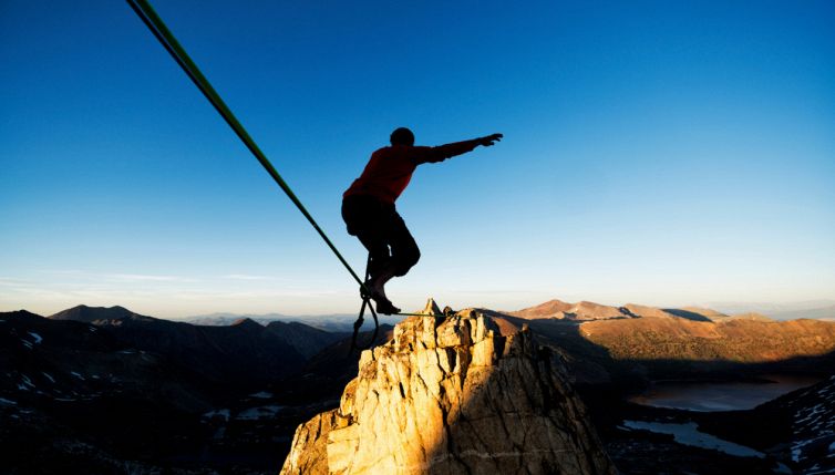 Cos’è lo slackline, lo sport estremo arrivato sullo Stretto di Messina