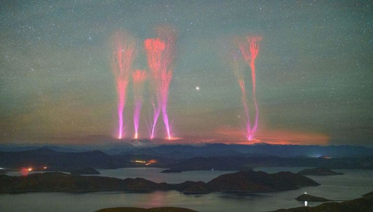 Gli spettacolari getti blu: sono come fulmini al contrario