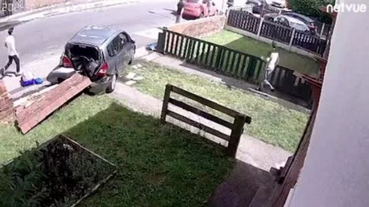 Follia dell'autista: retromarcia per investire e schianto. Il video choc