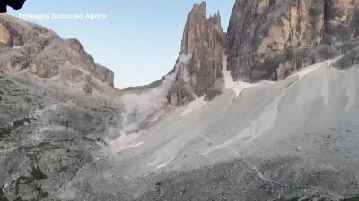 Enorme caduta di sassi su Cima Dodici sulle Dolomiti di Sesto