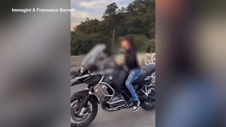 Borrelli pubblica video su X: "Piccoli delinquenti crescono imparando dai genitori..."