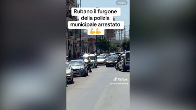 Condannato fugge rubando furgone della Polizia