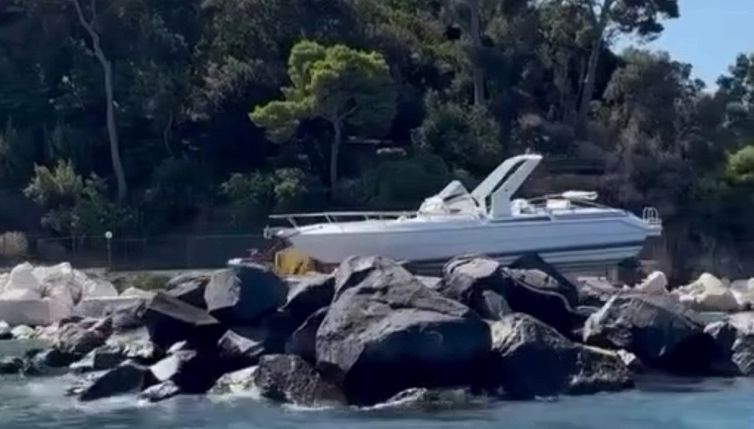 Skipper ubriaco: 'parcheggia' il motoscafo sugli scogli