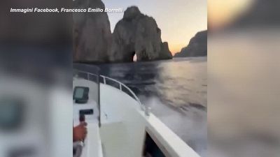 L'assalto proibito a Capri, col motoscafo tra i Faraglioni