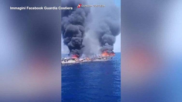 Imbarcazione prende fuoco e affonda, salvate due persone