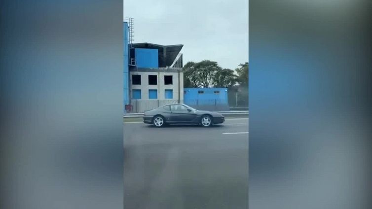 La manovra è spericolata: una Ferrari diffonde il panico nel traffico