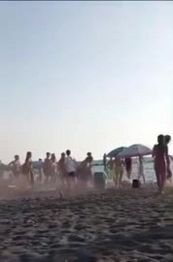 Ercolano, il video della rissa in spiaggia: "Vergognatevi, fate schifo"