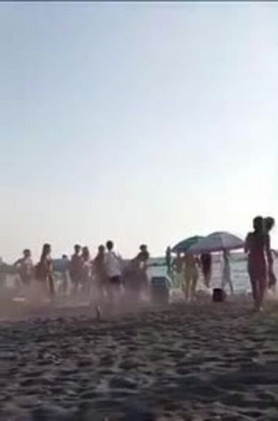 Ercolano, il video della rissa in spiaggia: "Vergognatevi, fate schifo"