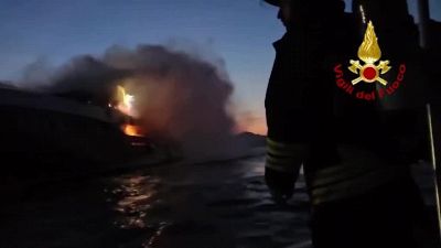 Yacht di 40 metri va a fuoco a Olbia: il video è da brividi