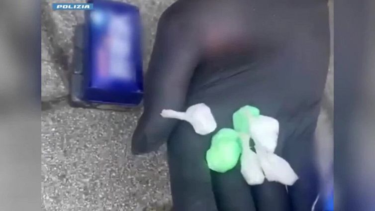 Il trucco dello spacciatore: ecco come nascondeva la droga