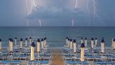 Temporale in spiaggia: come proteggersi dai fulmini e cosa fare