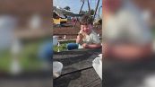Il bambino fa merenda quando arriva l'imprevisto