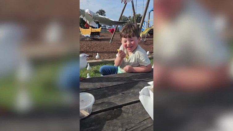 Il bambino fa merenda quando arriva l'imprevisto