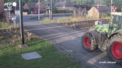 Treno travolge autoarticolato al passaggio a livello