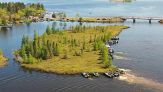 Le barche spostano l'isola galleggiante del Lago Chippewa