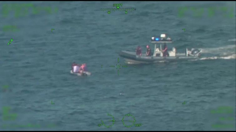 Aereo in fuga dall'uragano Milton finisce in mare: il drammatico salvataggio