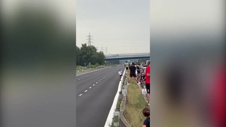 Coda chilometrica sull'autostrada: gli automobilisti reagiscono così