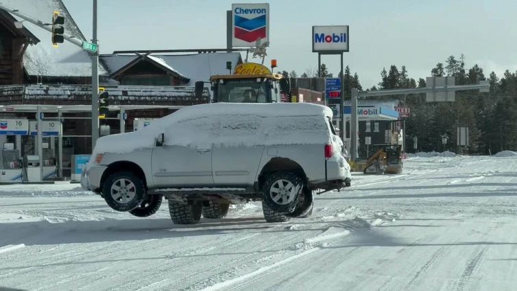 Cosa ci fa un suv 'galleggiante' sulla strada innevata?