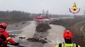 Vuole scattarsi un selfie, resta bloccata sul fiume: salvata