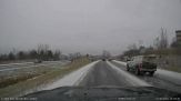 Guida sulla strada innevata quando accade l'imprevedibile