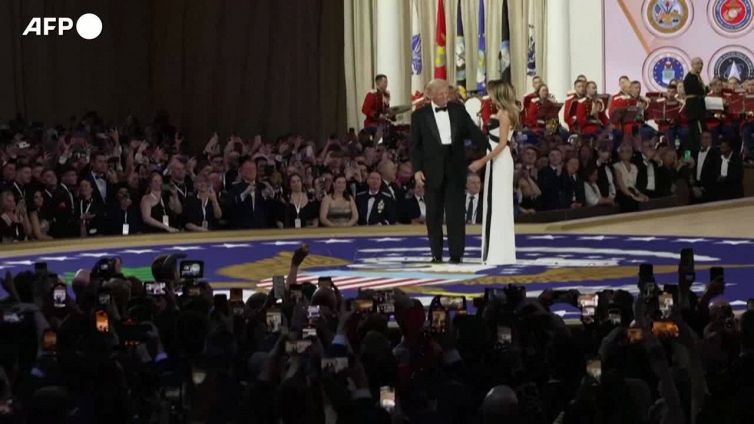 Trump e Melania, il primo ballo nel giorno dell'insediamento