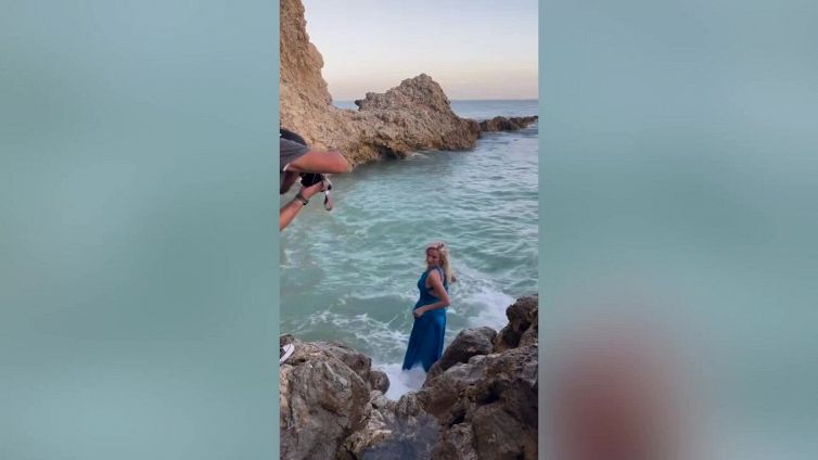 La modella si mette in posa ma succede il disastro