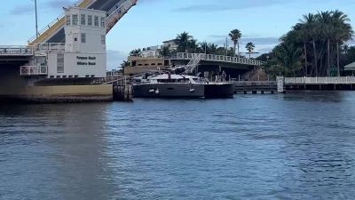 Lo yacht passa sotto il ponte rialzato: il disastro è dietro l'angolo