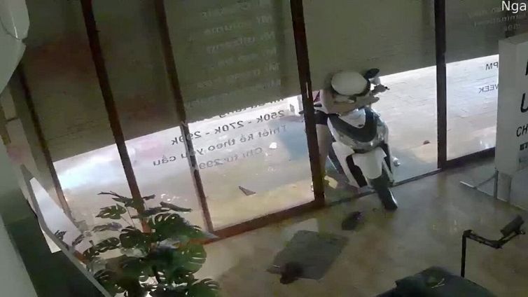 Cerca di uscire dal negozio ma rischia grosso